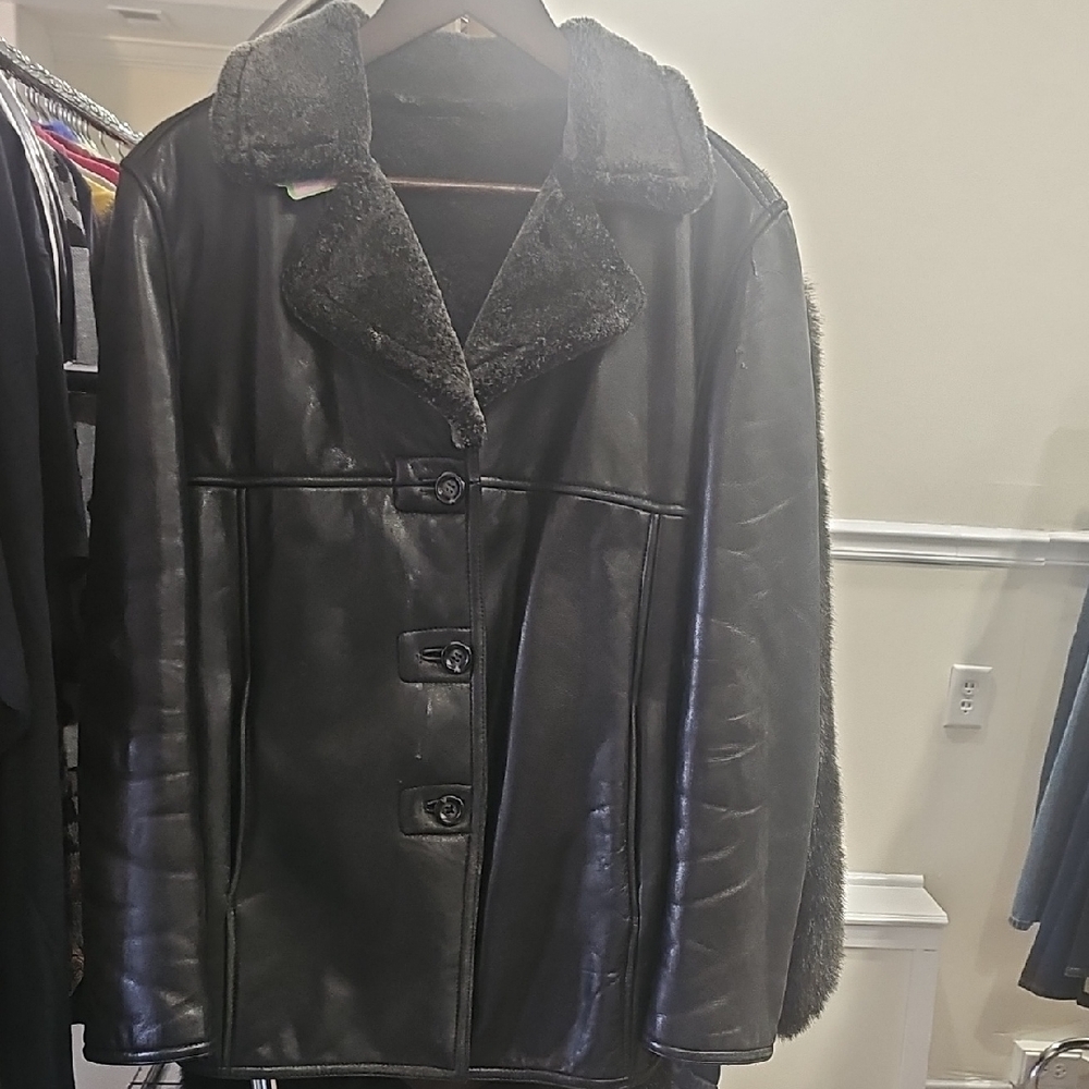 Elegant Black Leather Jacket with Plush Collar